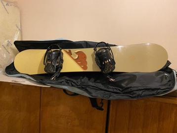 Snowboard en zak beschikbaar voor biedingen
