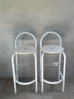 postmodern pair of white metal stools, 2 krukken, Ophalen, Metaal, Met voetsteun