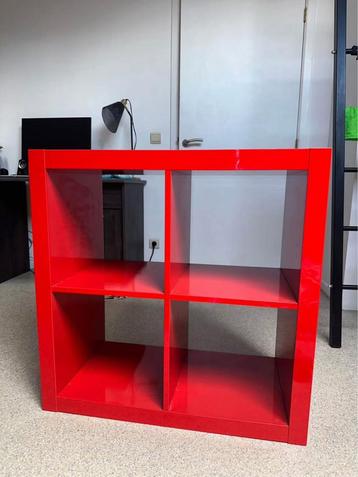 Meuble de rangement rouge laqué beschikbaar voor biedingen
