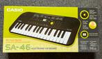 Casio SA-46 keyboard + adapter, Musique & Instruments, Comme neuf, Casio, Enlèvement ou Envoi