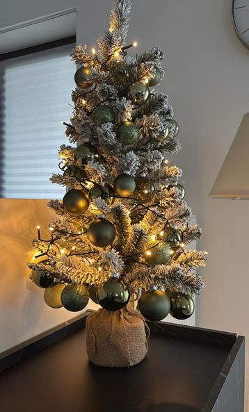 Kerstboom met verlichting en ballen beschikbaar voor biedingen