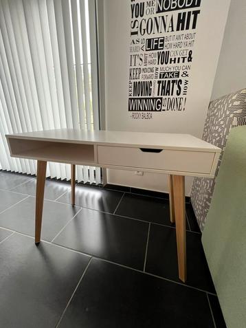 Bureau tafeltje beschikbaar voor biedingen