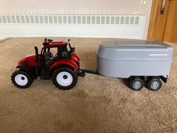 Rode tractor met trailer (zonder dieren) tractor is ci 15 cm