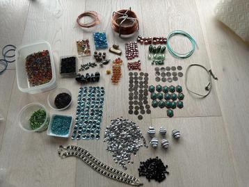 Sieraden maken: kralenset en draadspoel  beschikbaar voor biedingen