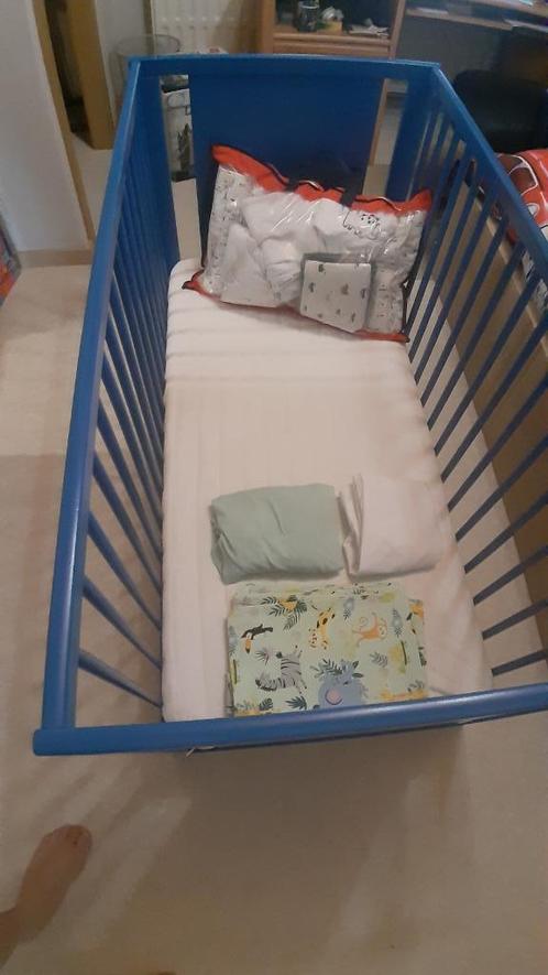 Lit Bébé, Kinderen en Baby's, Kinderkamer | Bedden, Gebruikt, Lattenbodem, Matras, Ophalen