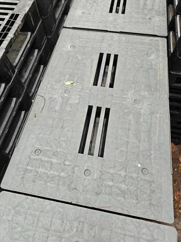 Kunststof paletten beschikbaar voor biedingen