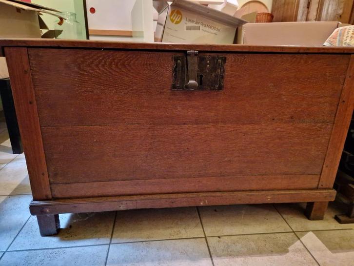 Antieke houten kist / Spaanse koffer met smeedijzeren beslag, Huis en Inrichting, Woonaccessoires | Kisten, Gebruikt, 50 tot 75 cm