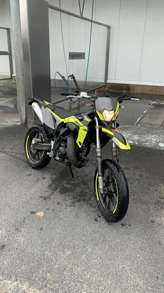 Sherco SM-R 50cc NOOIT AAN GESLEUTELD, Fietsen en Brommers, Brommers | Derbi, Zo goed als nieuw, Klasse B (45 km/u), Ophalen