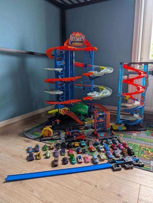 Gros lot garage hot wheels avec extension et voitures, Kinderen en Baby's, Speelgoed | Racebanen, Zo goed als nieuw, Racebaan