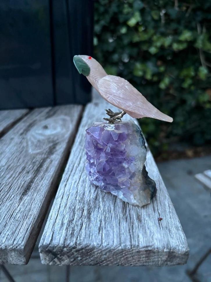 Kleine handgesneden rozenkwarts papegaai op amethist basis, Antiek en Kunst, Antiek | Glaswerk en Kristal, Ophalen of Verzenden