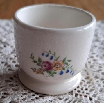 Oud eierdopje met kleine bloemetjes, Maastrichts aardewerk beschikbaar voor biedingen