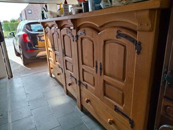 Buffet kast ligt bruin met scharnieren en sleutels beschikbaar voor biedingen