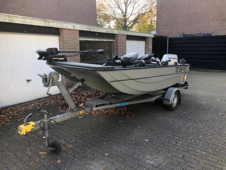 Visboot, Watersport en Boten, Vis- en Consoleboten, Gebruikt, 30 tot 50 pk, 3 tot 6 meter, Benzine, Buitenboordmotor, Polyester