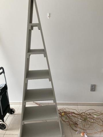 decoratief pyramide rek beschikbaar voor biedingen