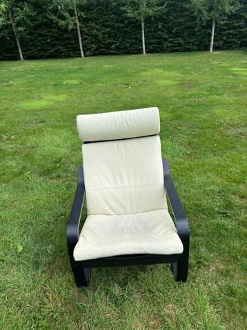 À vendre : Fauteuil confortable avec structure noire et coul disponible aux enchères