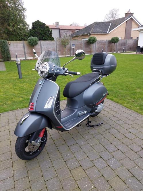 Vespa 300 GTS Super Sport, Motoren, Motoren | Piaggio, Particulier, Scooter, 12 t/m 35 kW, 1 cilinder, ABS, LED Verlichting, Traction Control