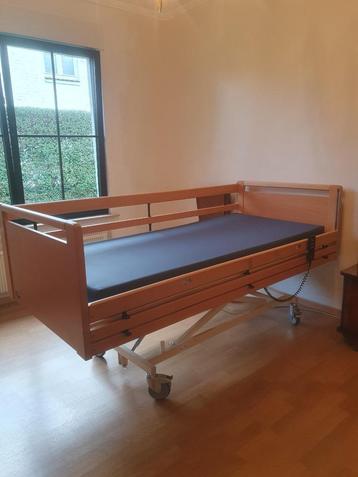 Lit médicalisé motorisé avec matelas incontinence