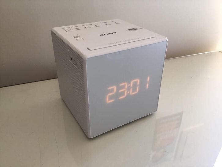 Radio réveil Sony ICF-C1, Elektronische apparatuur, Wekkers, Zo goed als nieuw, Analoog, Ophalen of Verzenden
