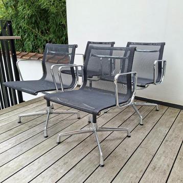 4 fauteuils EA108 de Charles & Ray Eames pour Vitra (mesh), Maison & Meubles, Enlèvement, Comme neuf