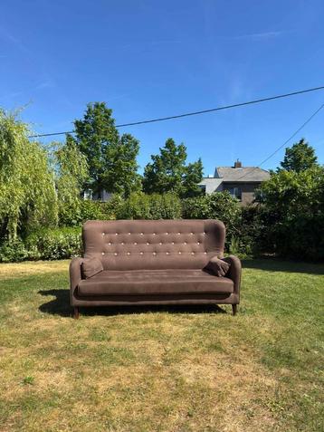 Stijlvolle Vintage Bruine Zetel Comfortabel en Elegant beschikbaar voor biedingen