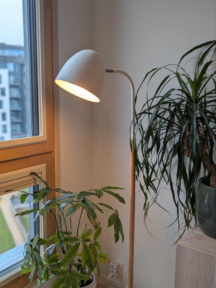 Staande lamp IKEA FRANSALG wit/bamboe, Maison & Meubles, Lampes | Lampadaires, Comme neuf, 100 à 150 cm, Bois, Métal, Enlèvement