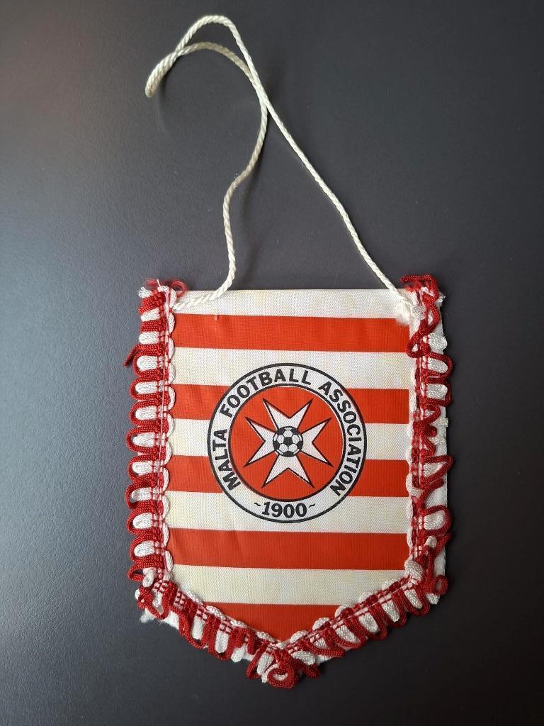 Fanion, fanion, penny. Fédération maltaise de football, Collections, Enlèvement ou Envoi, Comme neuf, Fanion ou Écharpe