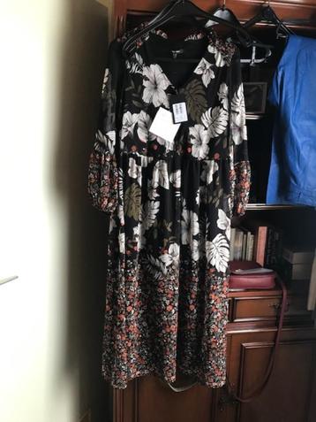 NIEUW kleedje beschikbaar voor biedingen