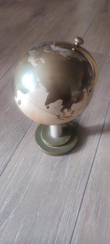 retro sigaretten houder in de vorm van wereldbol beschikbaar voor biedingen