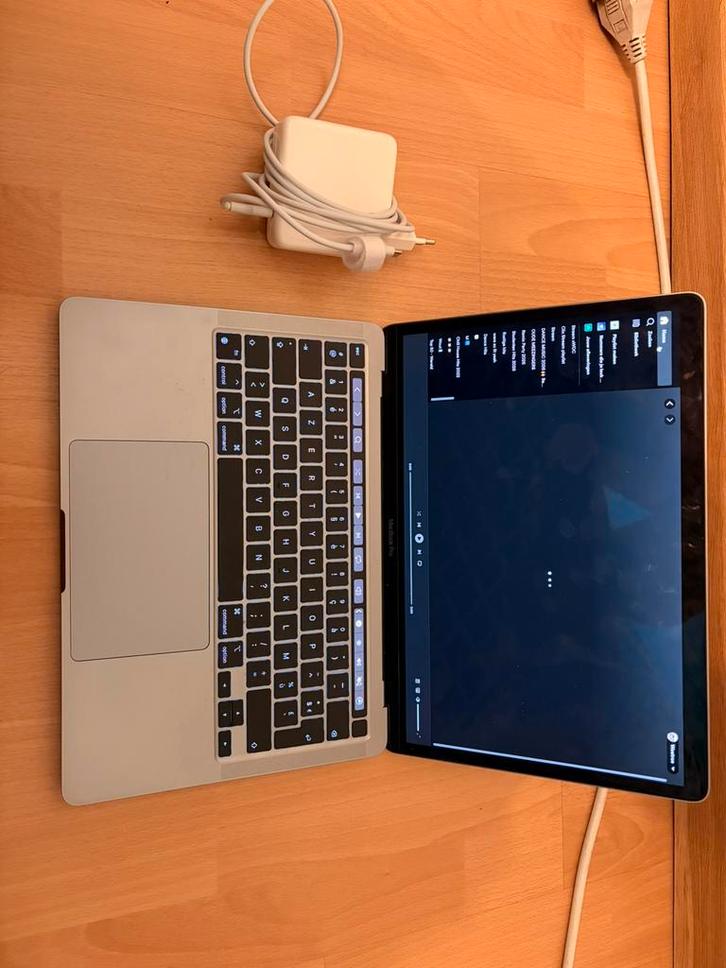 MacBook Pro 2021 + lader + hoes - Goede staat, Computers en Software, Apple Macbooks, Gebruikt, MacBook, 13 inch, 3 tot 4 Ghz