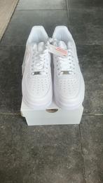 Witte sneakers van Nike, voor dames en heren, Sport en Fitness, Basketbal, Ophalen of Verzenden, Nieuw, Schoenen