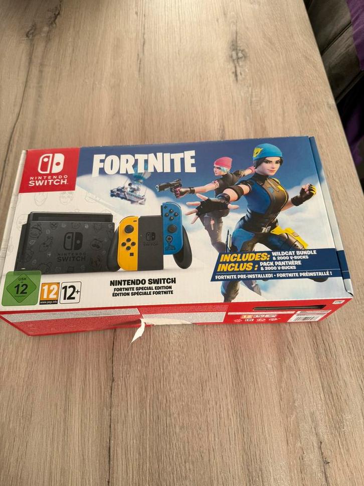 Switch Fortnite Special Edition, Games en Spelcomputers, Spelcomputers | Nintendo Switch, Zo goed als nieuw, Met 2 controllers