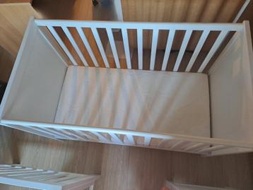 Babybedje Ikea (Sundvik) & matras & matrasbeschermer - wit beschikbaar voor biedingen