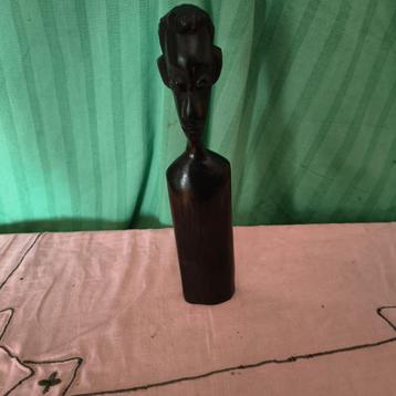 Kleine houten buste van een Afrikaanse man beschikbaar voor biedingen