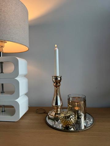 Goudkleurige decoratie op ronde spiegel beschikbaar voor biedingen