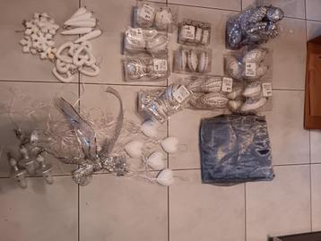 Doos met kerstboom versiering beschikbaar voor biedingen
