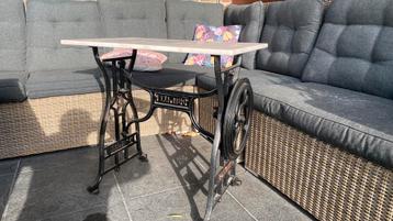 Bijzettafel beschikbaar voor biedingen