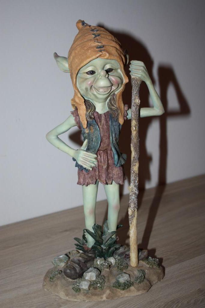 Pixie Beeld , 30 cm hoog , er ontbreekt een vlag, Verzamelen, Beelden en Beeldjes, Gebruikt, Fantasy, Ophalen of Verzenden