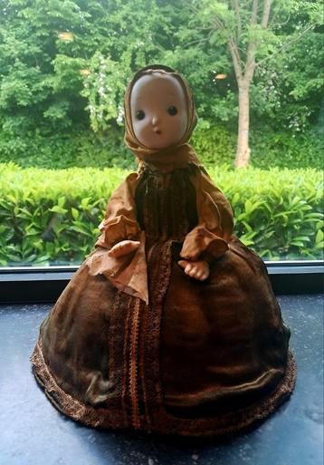 Antieke  porseleinen half doll,theemuts beschikbaar voor biedingen