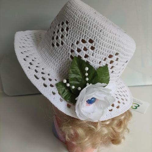 Witte zomerhoed Handgemaakt met broche, Vêtements | Femmes, Chapeaux & Casquettes, Neuf, Enlèvement ou Envoi