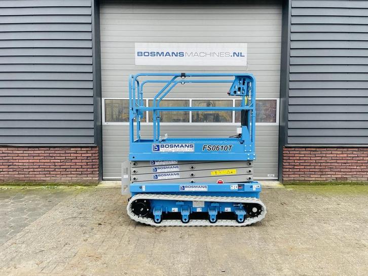 TE HUUR rups schaarhoogwerker 8 M Fronteq FS0610T, Zakelijke goederen, Machines en Bouw | Liften, Steigers en Ladders