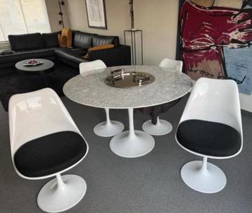 1990s tulip tafel met 4 stoelen beschikbaar voor biedingen