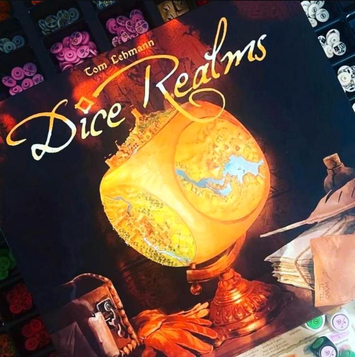 Dice Realms - ongeopend - Originele verpakking - 2-4 persons, Hobby en Vrije tijd, Gezelschapsspellen | Bordspellen, Nieuw, Ophalen of Verzenden