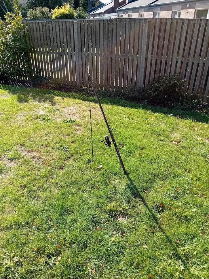 FEEDER Hengel SPRO met molen, Werpgewicht 30gr, Watersport en Boten, Hengelsport | Algemeen, Gebruikt, Vislijn, Ophalen