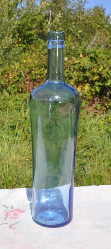 bouteille en verre bleu 1 litre  beschikbaar voor biedingen