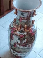 Twee Chinese vazen met onderzetters., Ophalen