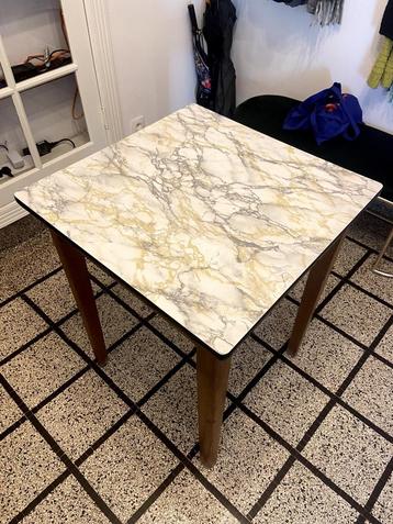 Petite table bois et faux marbre carré Schaerbeek disponible aux enchères