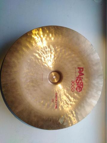 een hoop cymbalen beschikbaar voor biedingen