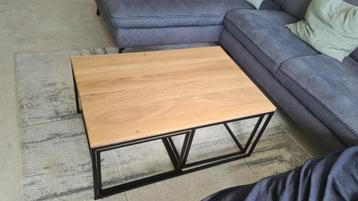 Eiken salontafels met zwart gecoat metalen frame beschikbaar voor biedingen