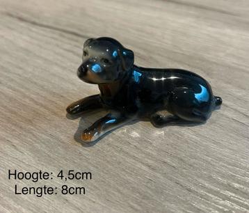 Beeldje liggende hond beschikbaar voor biedingen