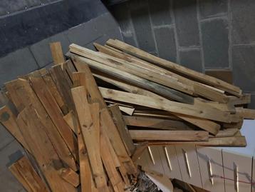 Houtplanken  beschikbaar voor biedingen